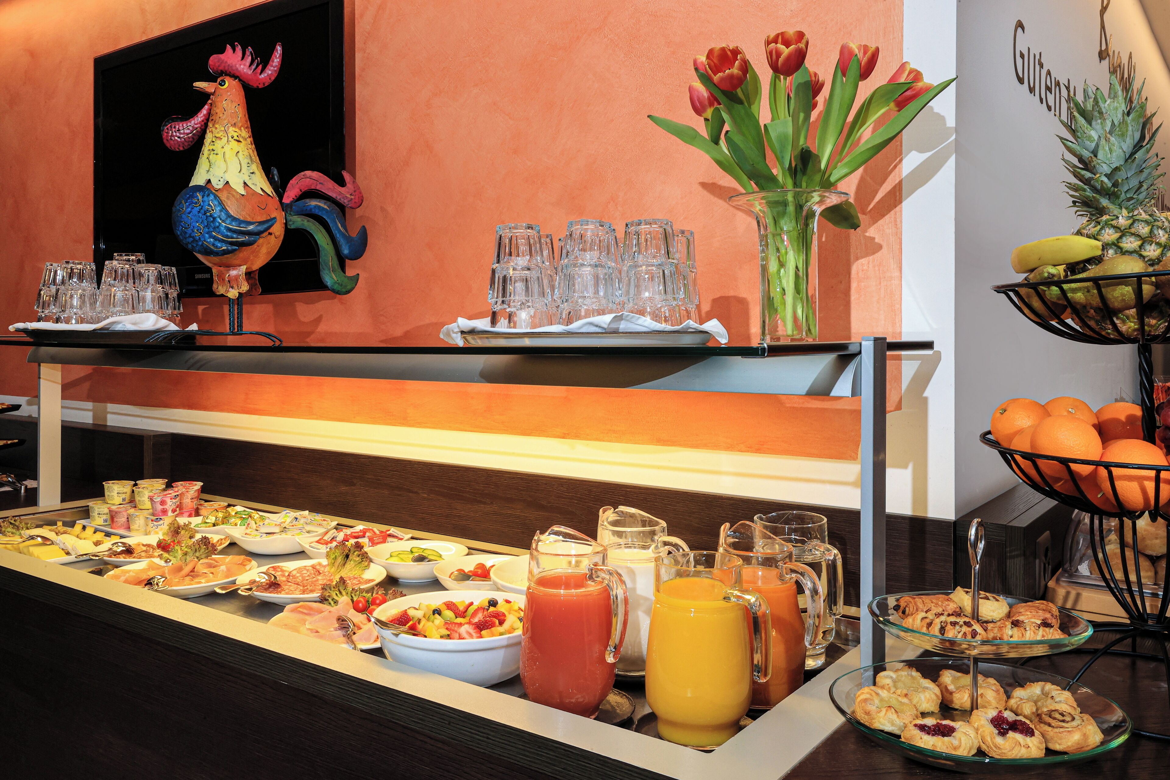 free buffet breakfast