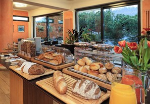 Free buffet breakfast