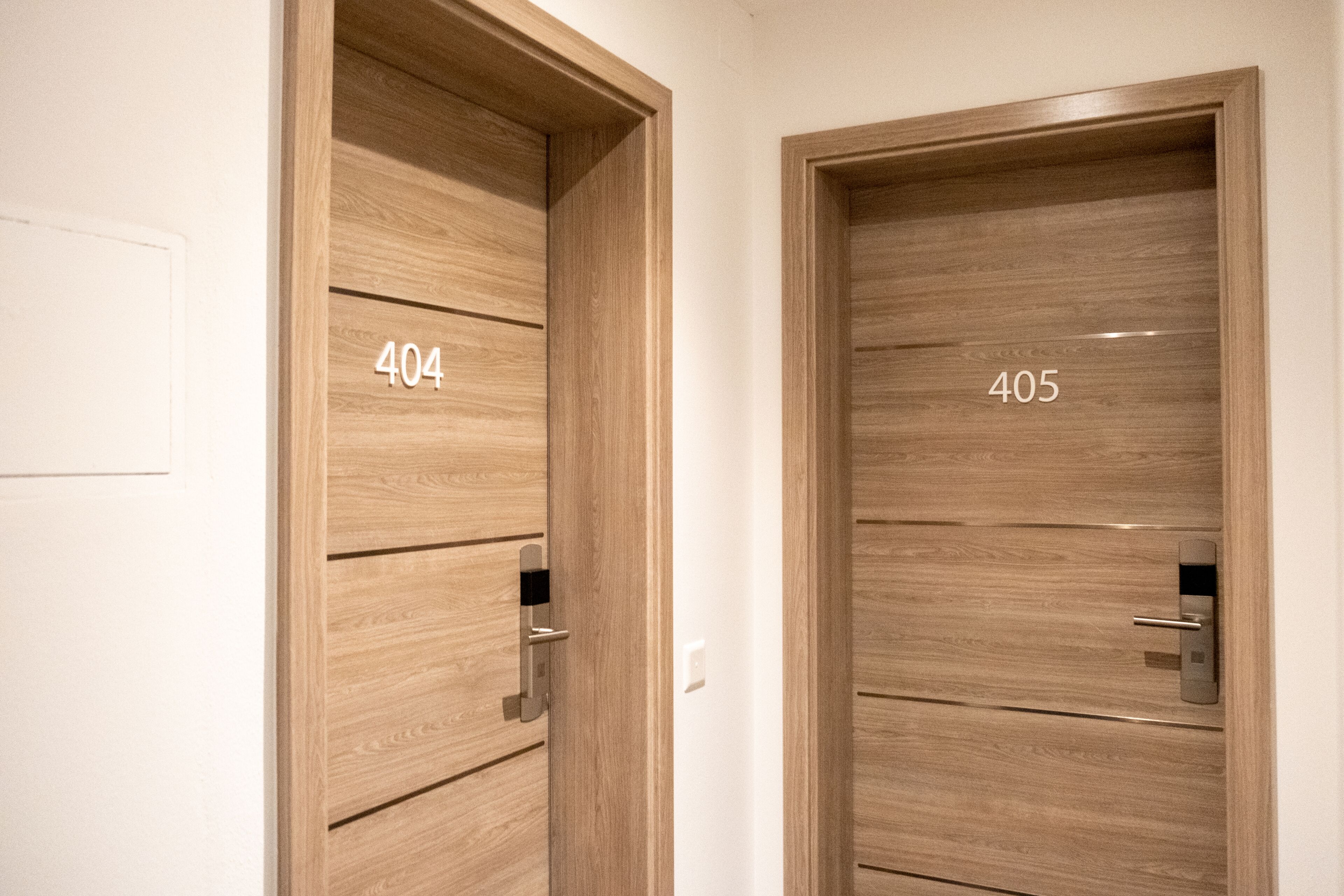 Deux portes en bois, portant les numéros 404 et 405.