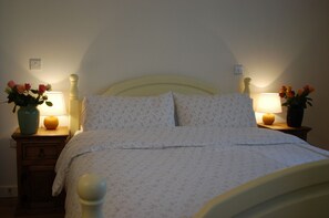 Room, 1 King Bed | Premium bedding, free cribs/infant beds, free WiFi, bed sheets