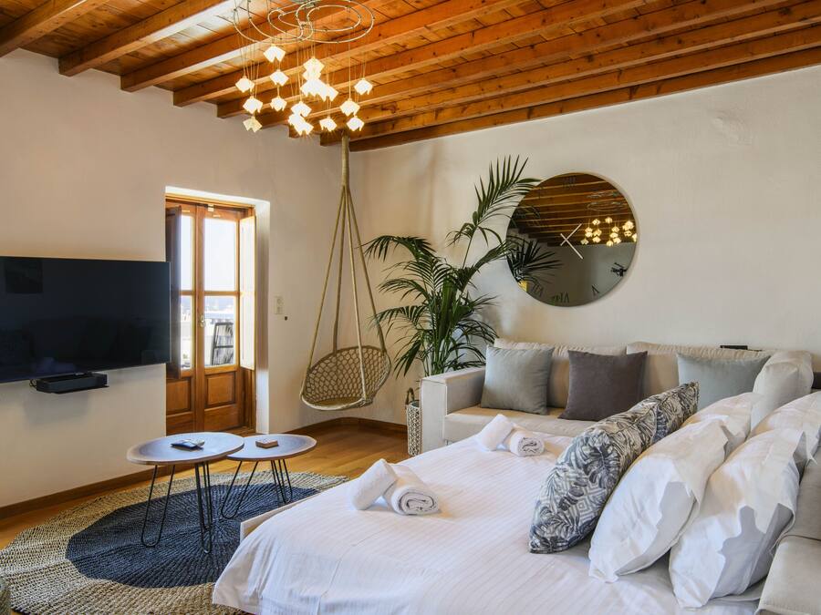 Villa Deluxe, varias camas, vistas al mar | Zona de estar | Televisión de pantalla plana de 32 pulgadas con canales digitales