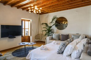 Vila luxo, várias camas, vista para o oceano | Área de estar | TV de tela plana 32 polegadas com canais digitais, TV