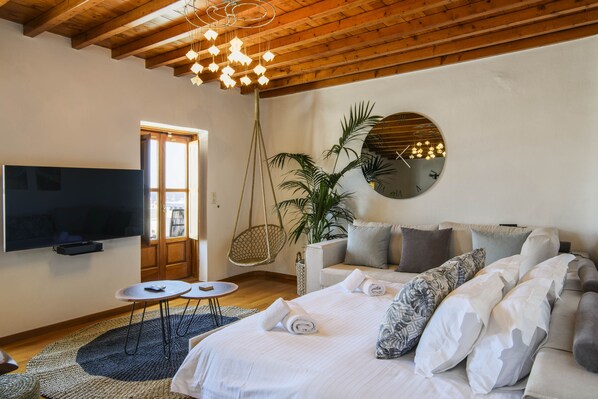 Vila luxo, várias camas, vista para o oceano | Área de estar | TV de tela plana 32 polegadas com canais digitais, TV