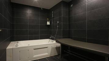 Deluxe Twin Room | Bathroom | Separate tub and shower, free toiletries, hair dryer, bathrobes