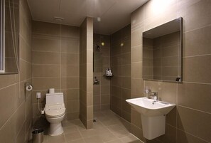 Deluxe Double Room | Bathroom | Separate tub and shower, free toiletries, hair dryer, bathrobes - Honors Hotel (Osan)