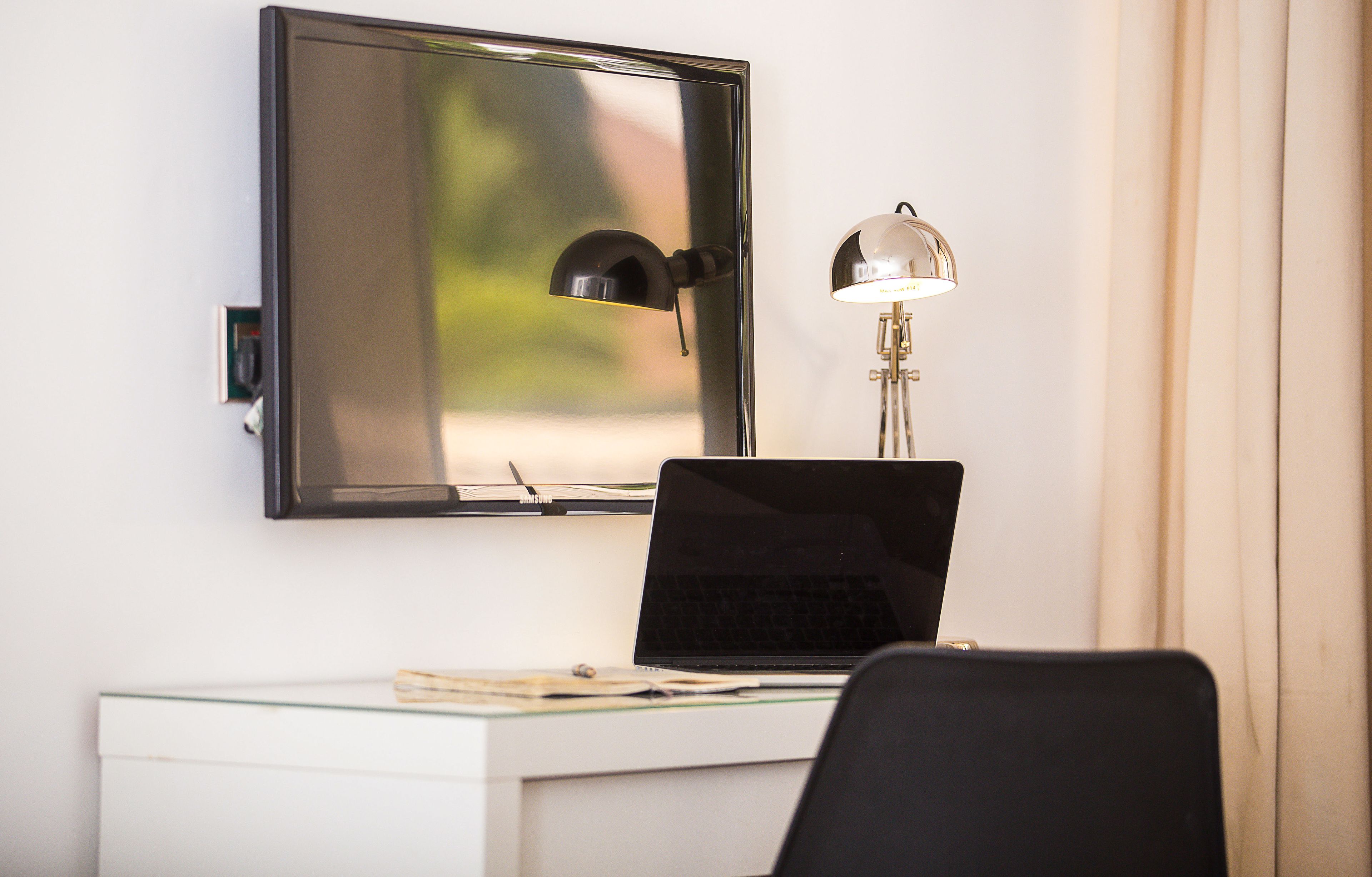 standard double room (non-smoking) | in-room business centre