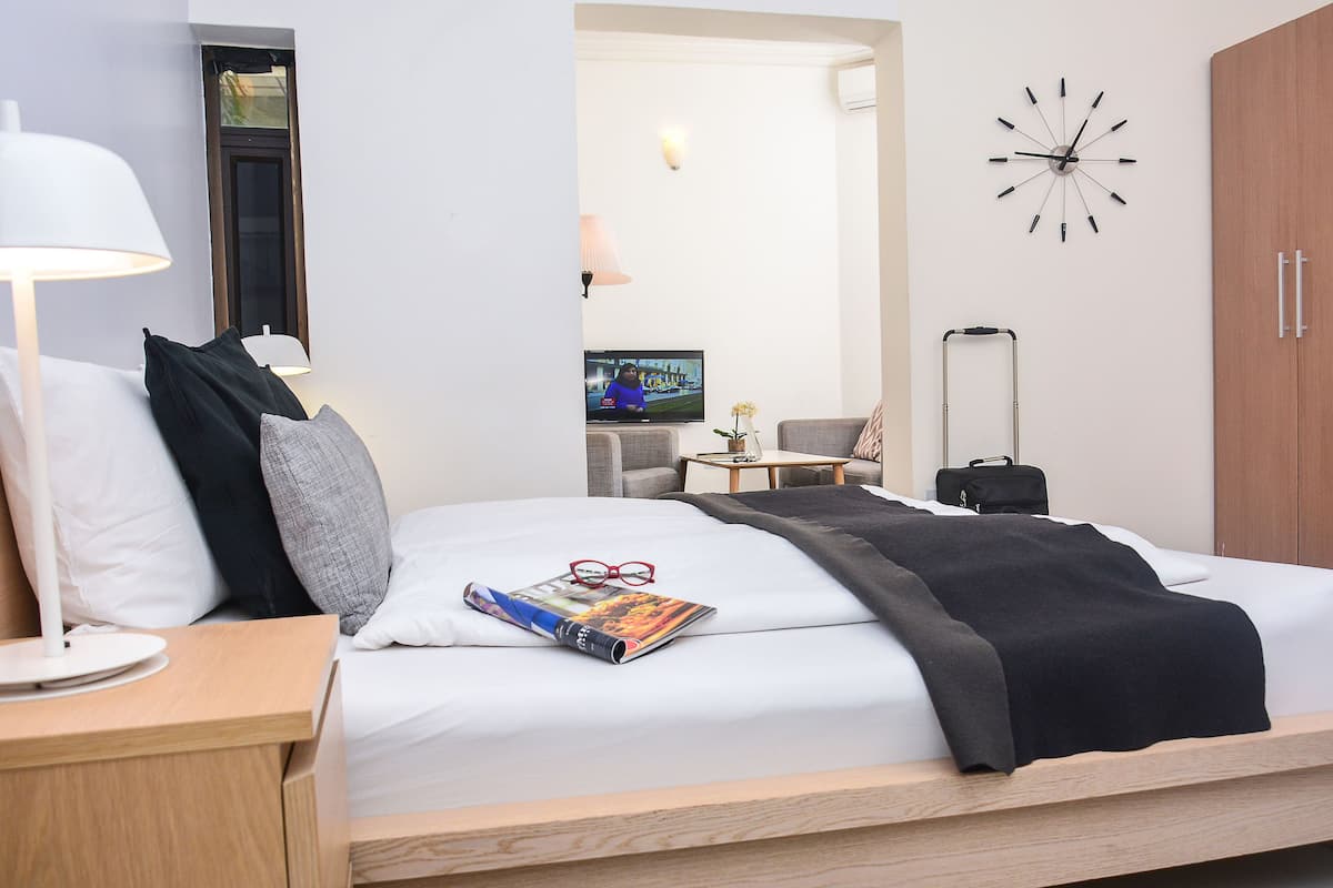 Studio, 1 soverom, tekjøkken, hageområde | Safe på rommet, skrivebord, blendingsgardiner og strykejern/-brett