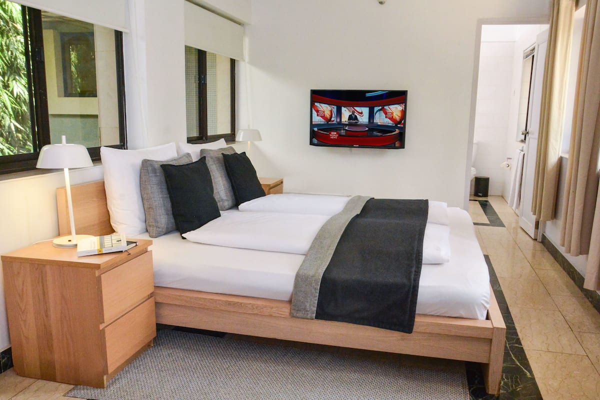 Nordic Suite (non-smoking)  | Safe på rommet, skrivebord, blendingsgardiner og strykejern/-brett