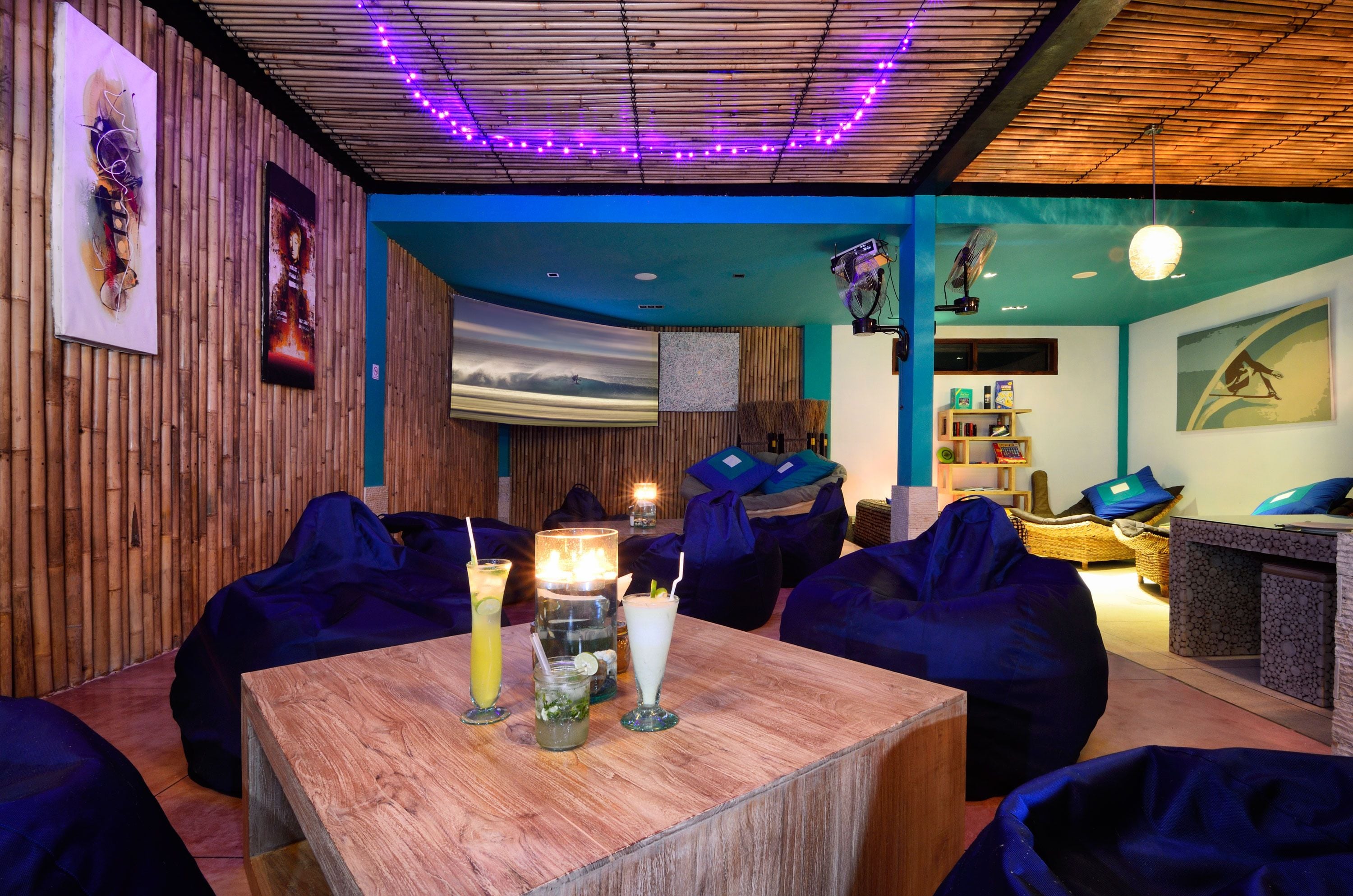 breakfast, lunch, dinner served; international cuisine