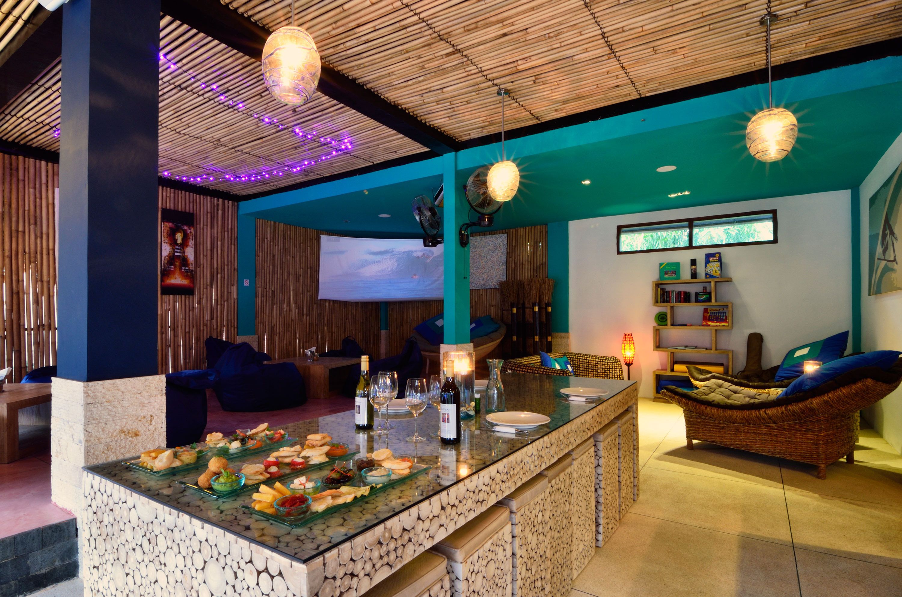 breakfast, lunch, dinner served; international cuisine