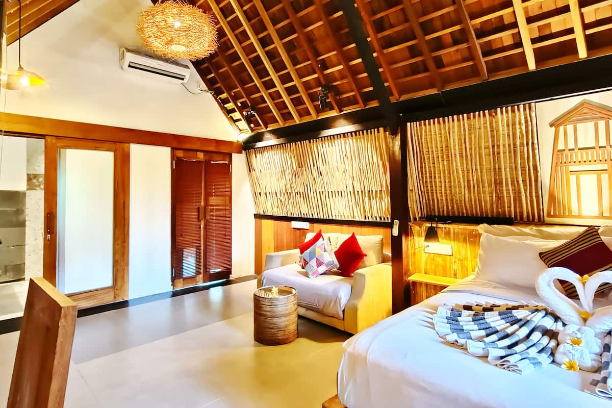 deluxe bungalow, 1 queen bed | premium bedding, in-room safe, desk, laptop workspace