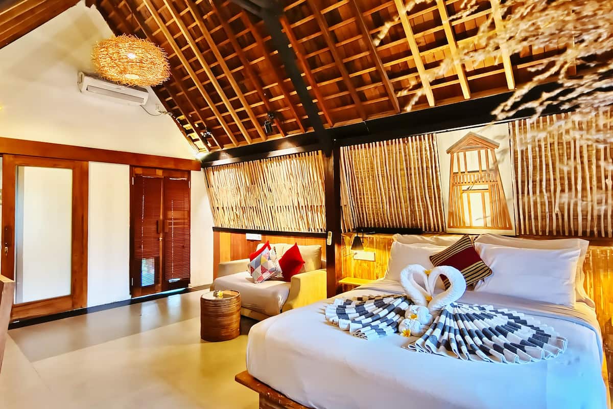 premium bedding, in-room safe, desk, laptop workspace