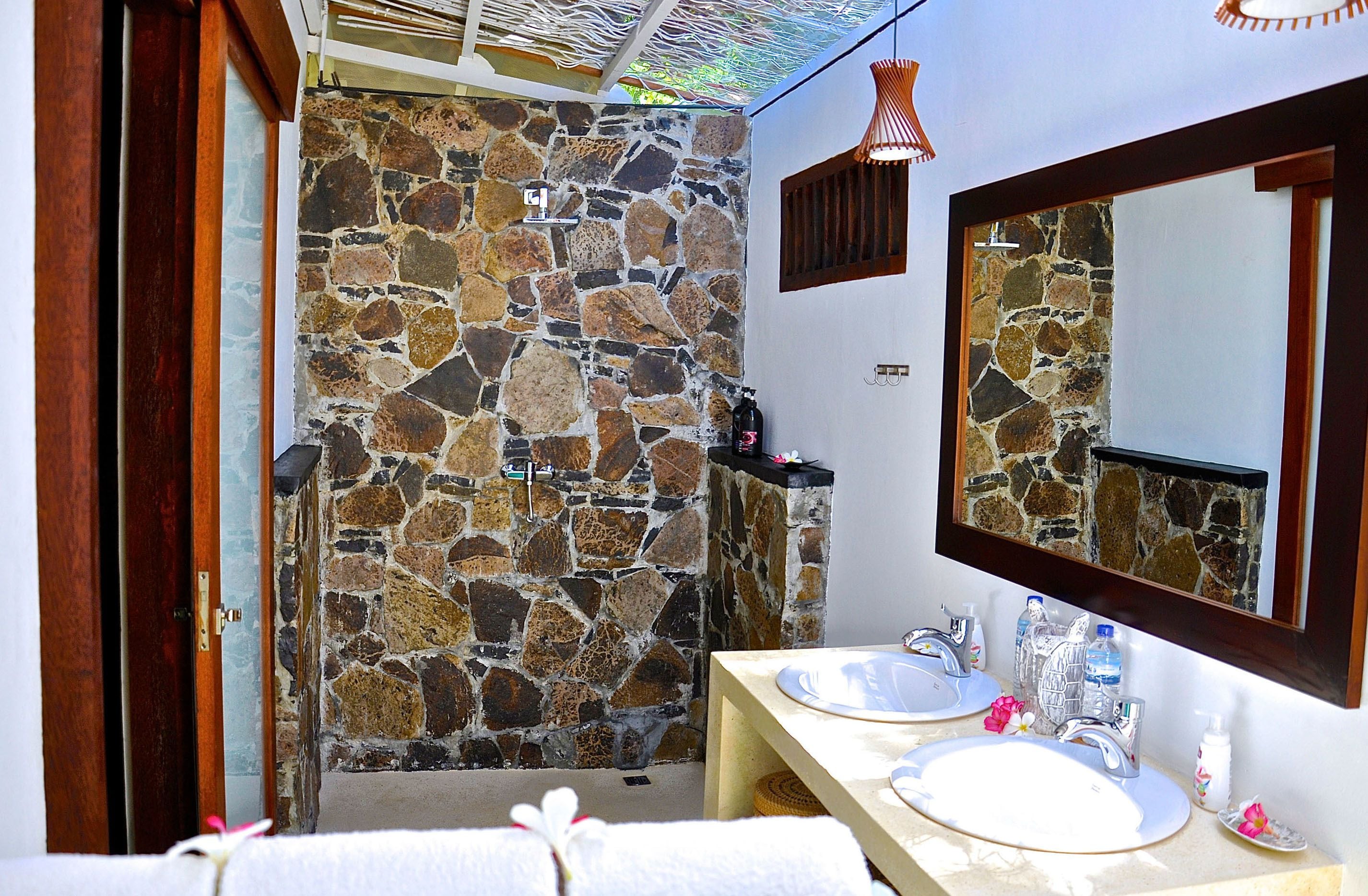 deluxe studio | bathroom | shower, rainfall showerhead, free toiletries, slippers