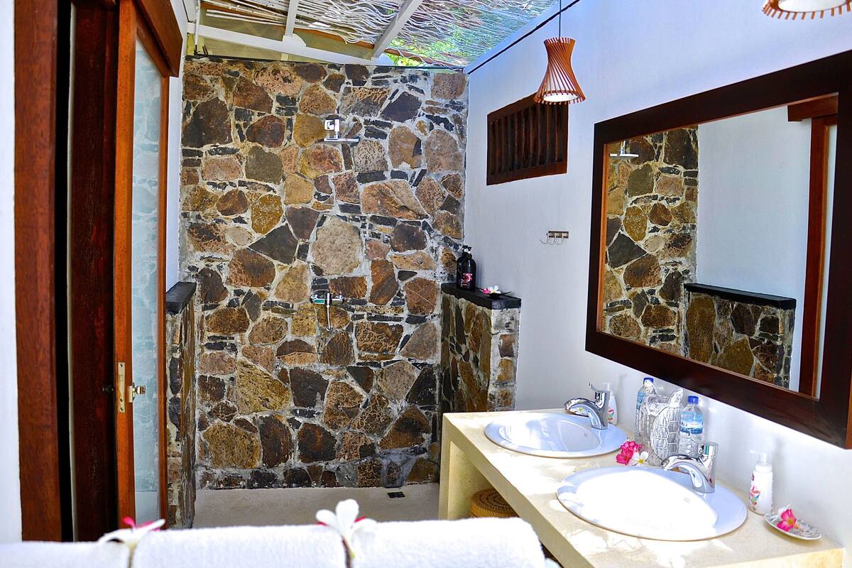 deluxe studio | bathroom | shower, rainfall showerhead, free toiletries, slippers