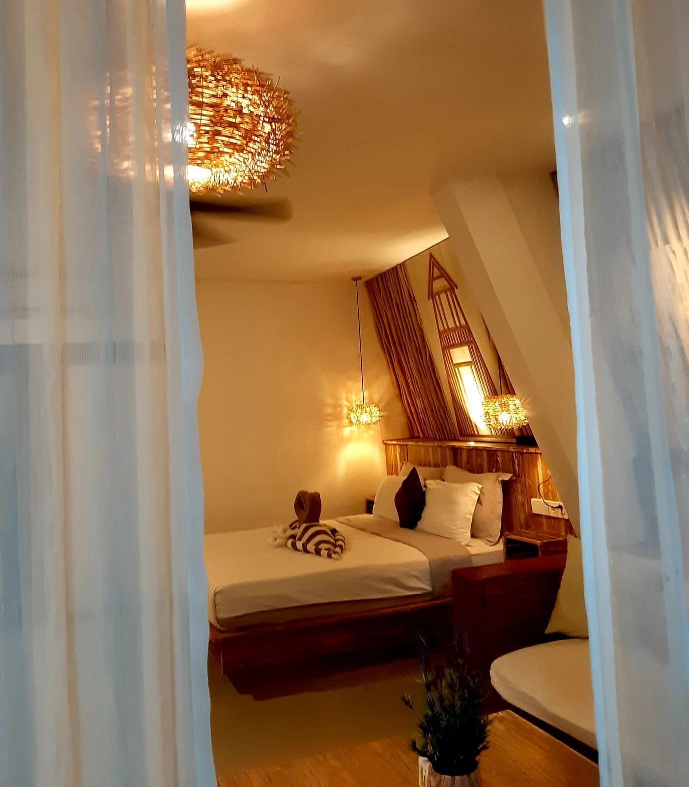 premium bedding, in-room safe, desk, laptop workspace