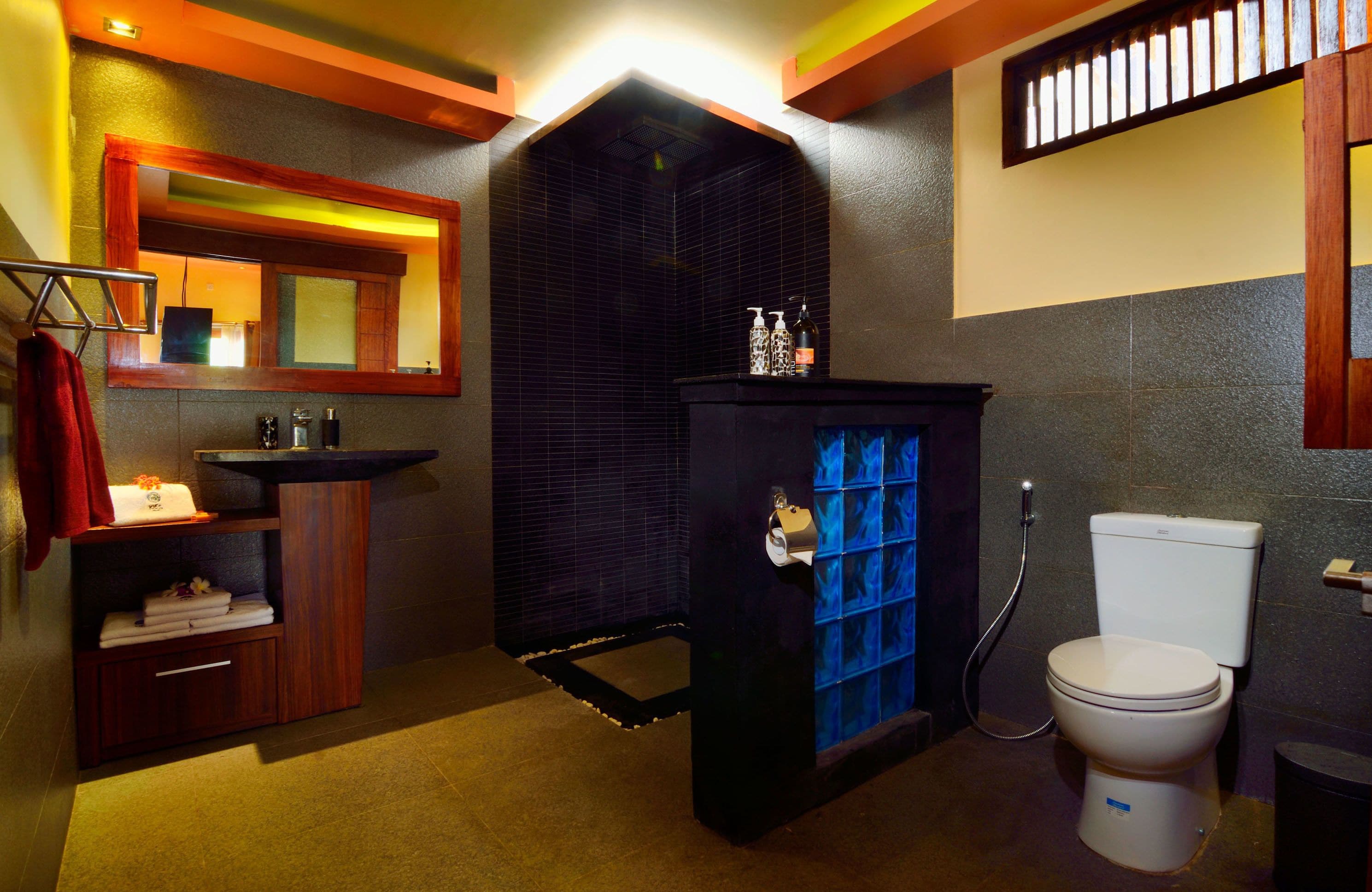 shower, rainfall showerhead, free toiletries, slippers