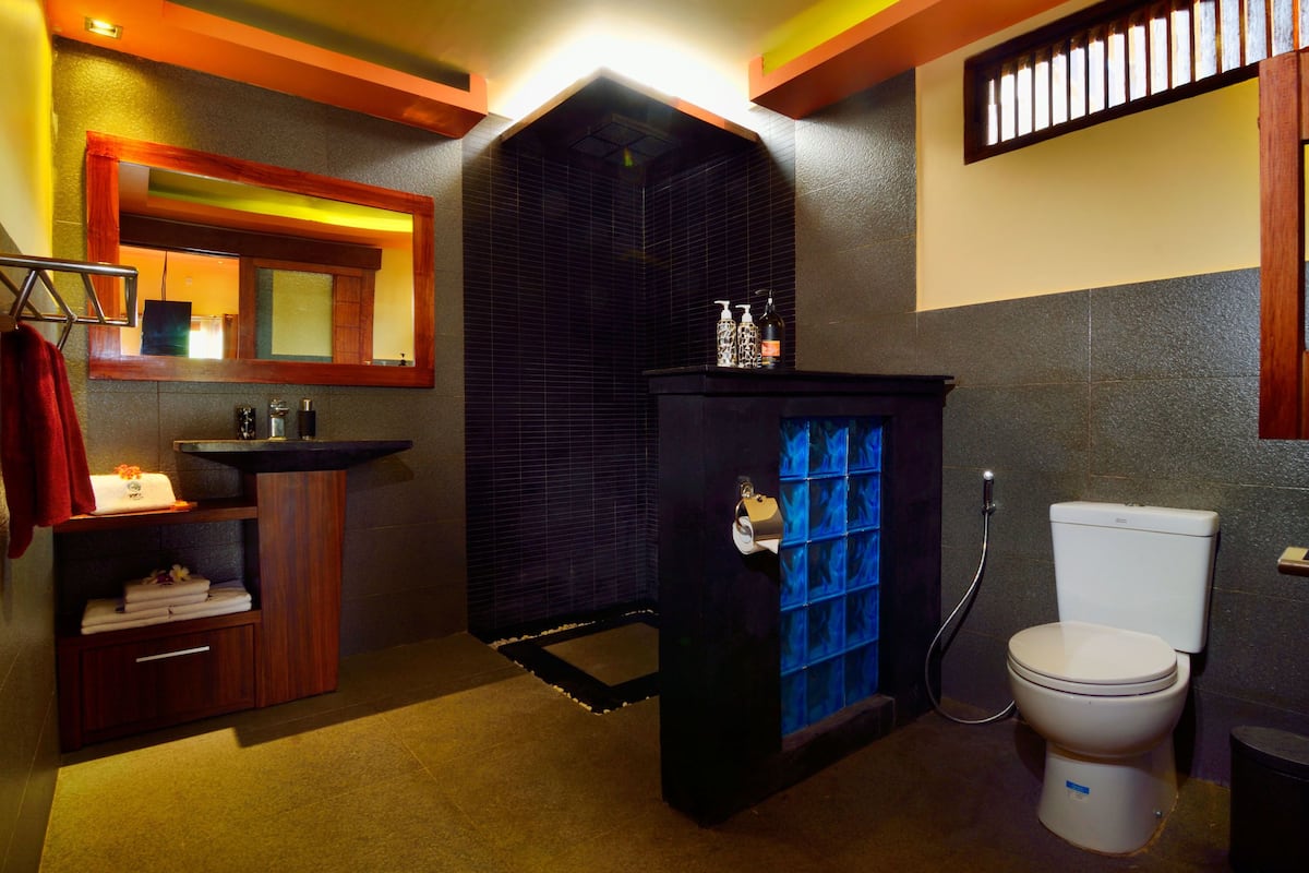 shower, rainfall showerhead, free toiletries, slippers