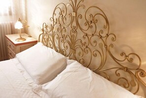 Double Room | Desk, iron/ironing board, free cribs/infant beds, rollaway beds - B&B Maestà di Cudino (Arezzo)