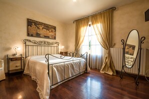 Bureau, fer et planche à repasser, lits bébé (gratuits)