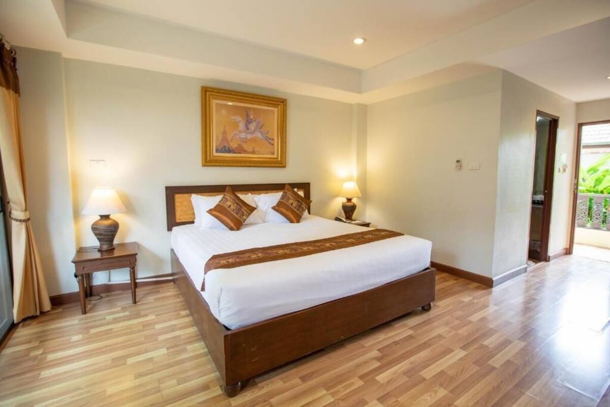 Premium bedding, minibar, desk, blackout curtains