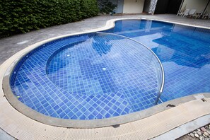 Outdoor pool, open 10 AM to 8 PM, sun loungers - Luckswan resort (Chiang Rai)