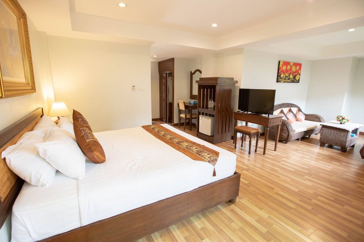 Junior Suite, 1 Queen Bed, Non Smoking, Garden View | Premium bedding, minibar, desk, blackout drapes