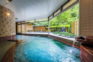Hair dryer, slippers, electronic bidet, towels - Hotel Okuyumoto (Hakone)