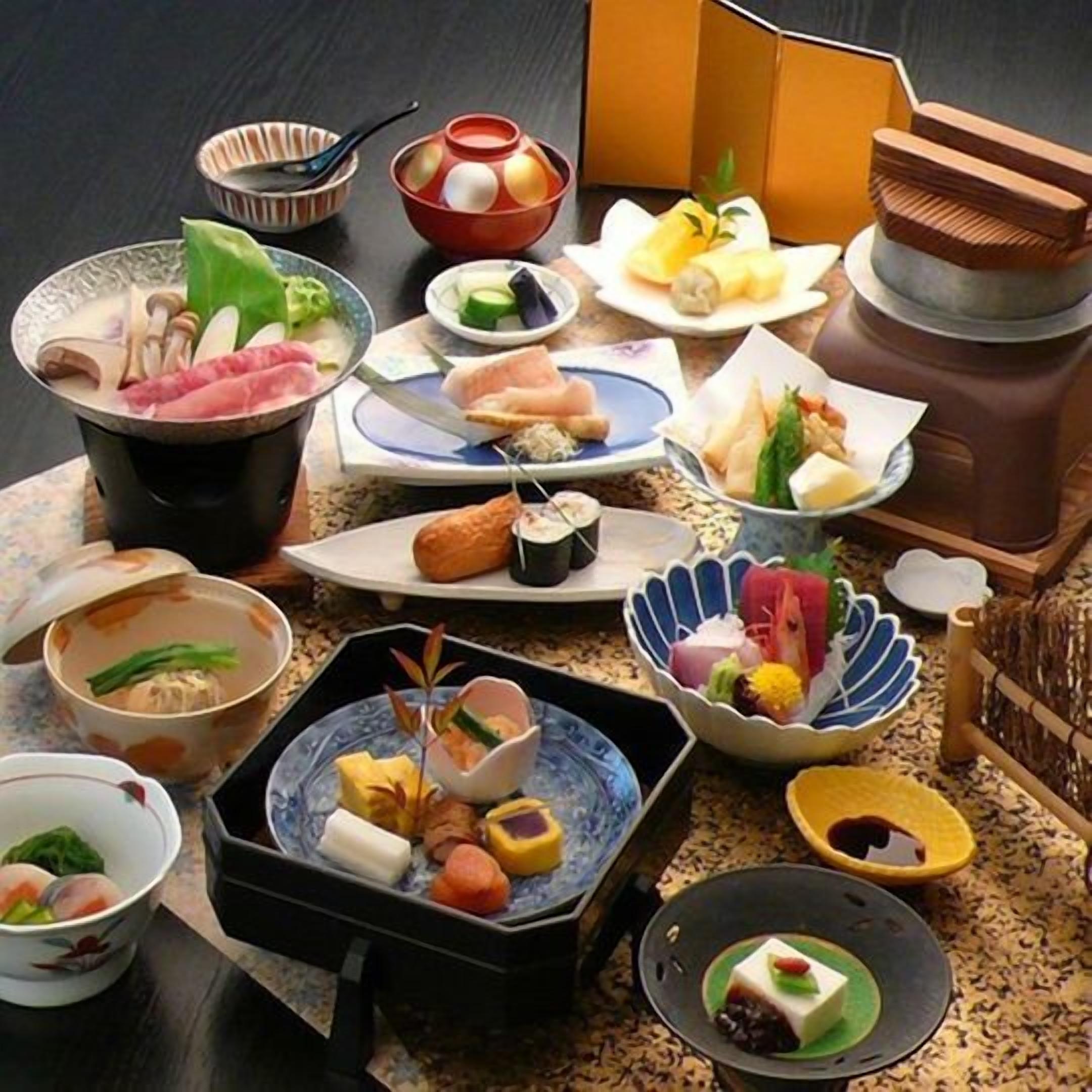 Variedad de platos japoneses, como sushi, sashimi y tempura, dispuestos sobre una mesa.
