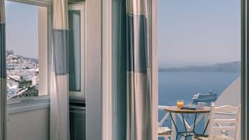 Family Suite with caldera view | Vue depuis le balcon