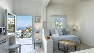 Family Suite with caldera view | Egyptian cotton sheets, premium bedding, minibar, in-room safe