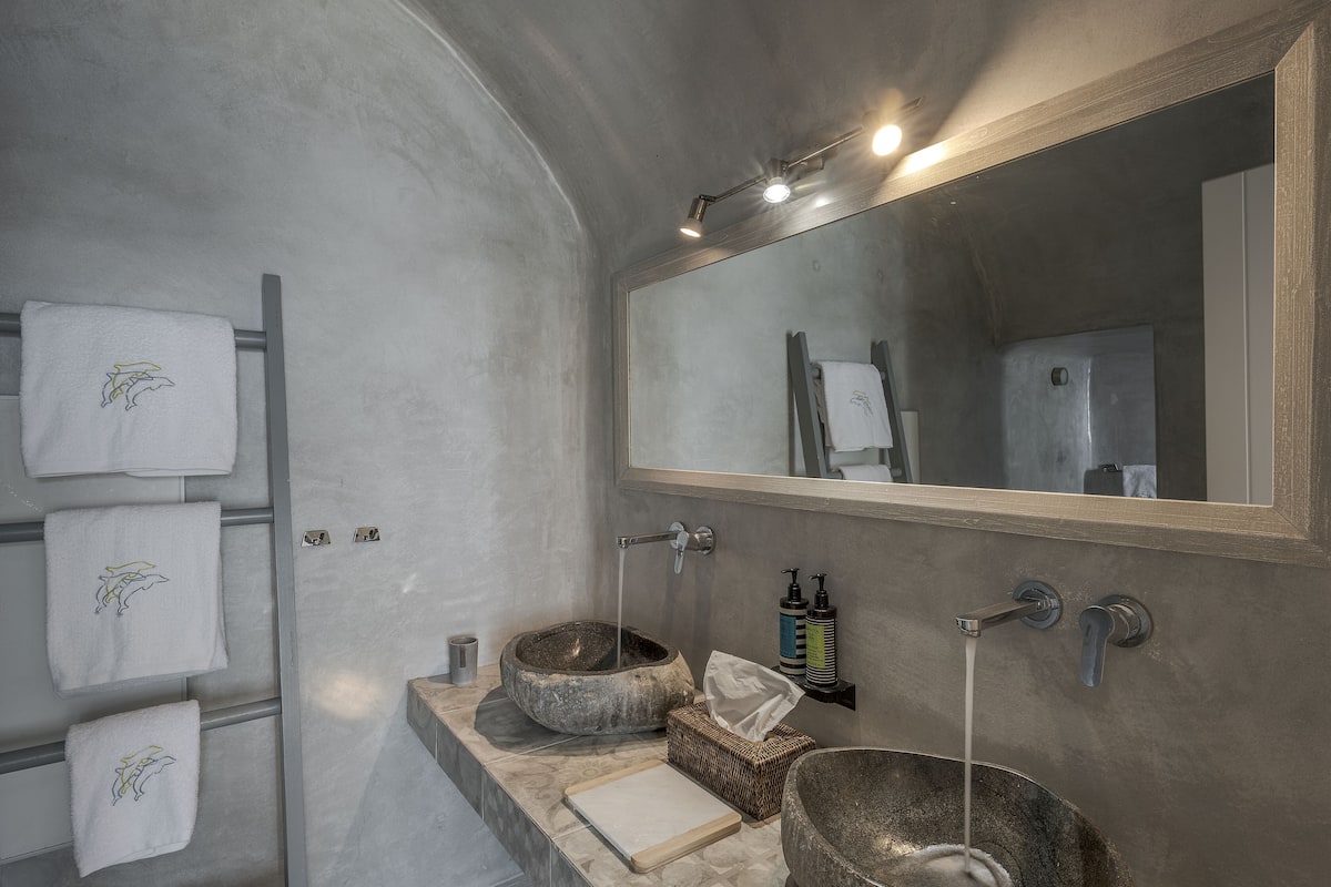 honeymoon studio suite, jetted tub | bathroom | shower, designer toiletries, hair dryer, slippers