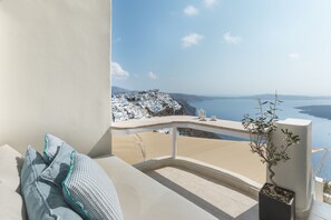 Romantic Suite, Balcony | Egyptian cotton sheets, premium bedding, minibar, in-room safe