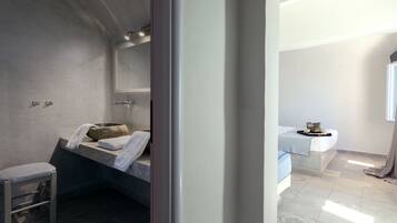 Suite Studio Lune de Miel, baignoire à jets | Salle de bain | Douche, articles de toilette de luxe, sèche-cheveux, chaussons