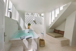 Canava Cave with Jacuzzi | 이집트산 면 시트, 고급 침구, 미니바, 객실 내 금고