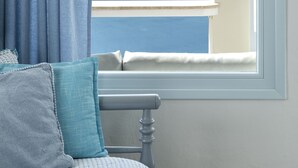 Una habitación con vistas a un paisaje costero a través de una ventana.