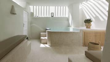 Canava Cave with Jacuzzi