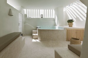 Canava Cave with Jacuzzi | 埃及棉床单、高档床上用品、迷你吧、客房内保险箱