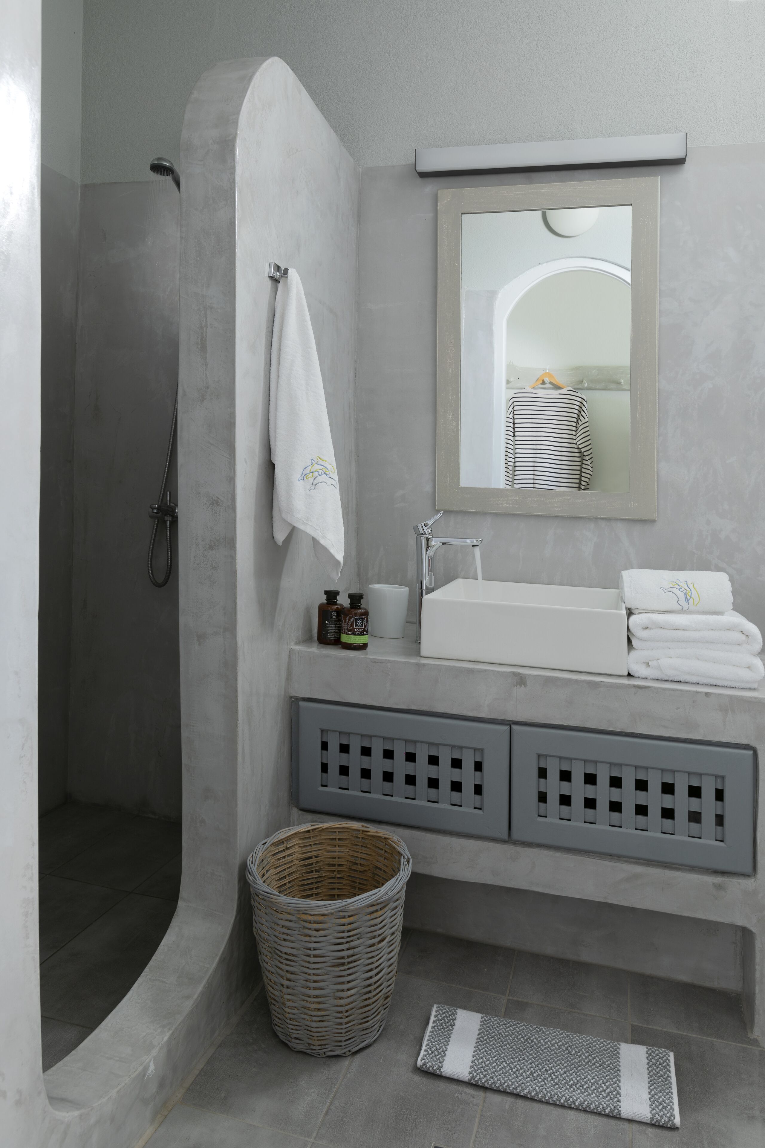 standard double room, partial sea view (shared terrace) | bathroom sink