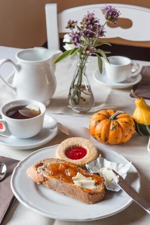 Free daily cooked-to-order breakfast