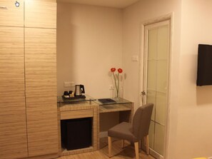 Coffres-forts dans les chambres, bureau, fer et planche à repasser