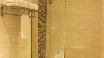 Shower, perlengkapan mandi gratis, pengering rambut, dan kloset