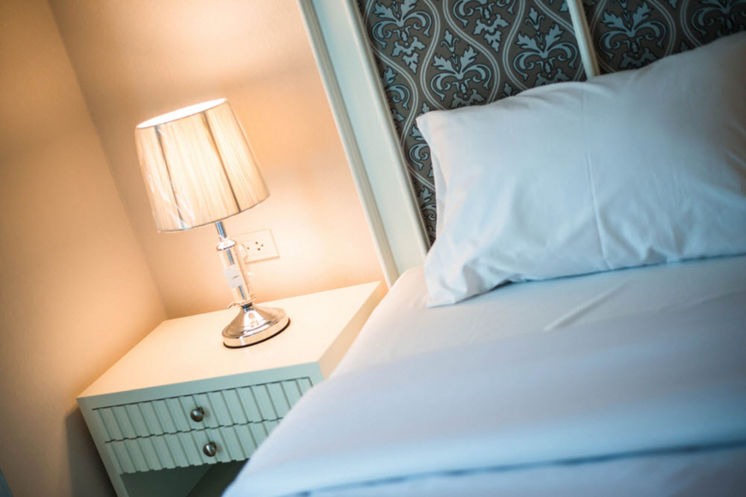 Individualmente decorados, escrivaninha, cortinas blackout