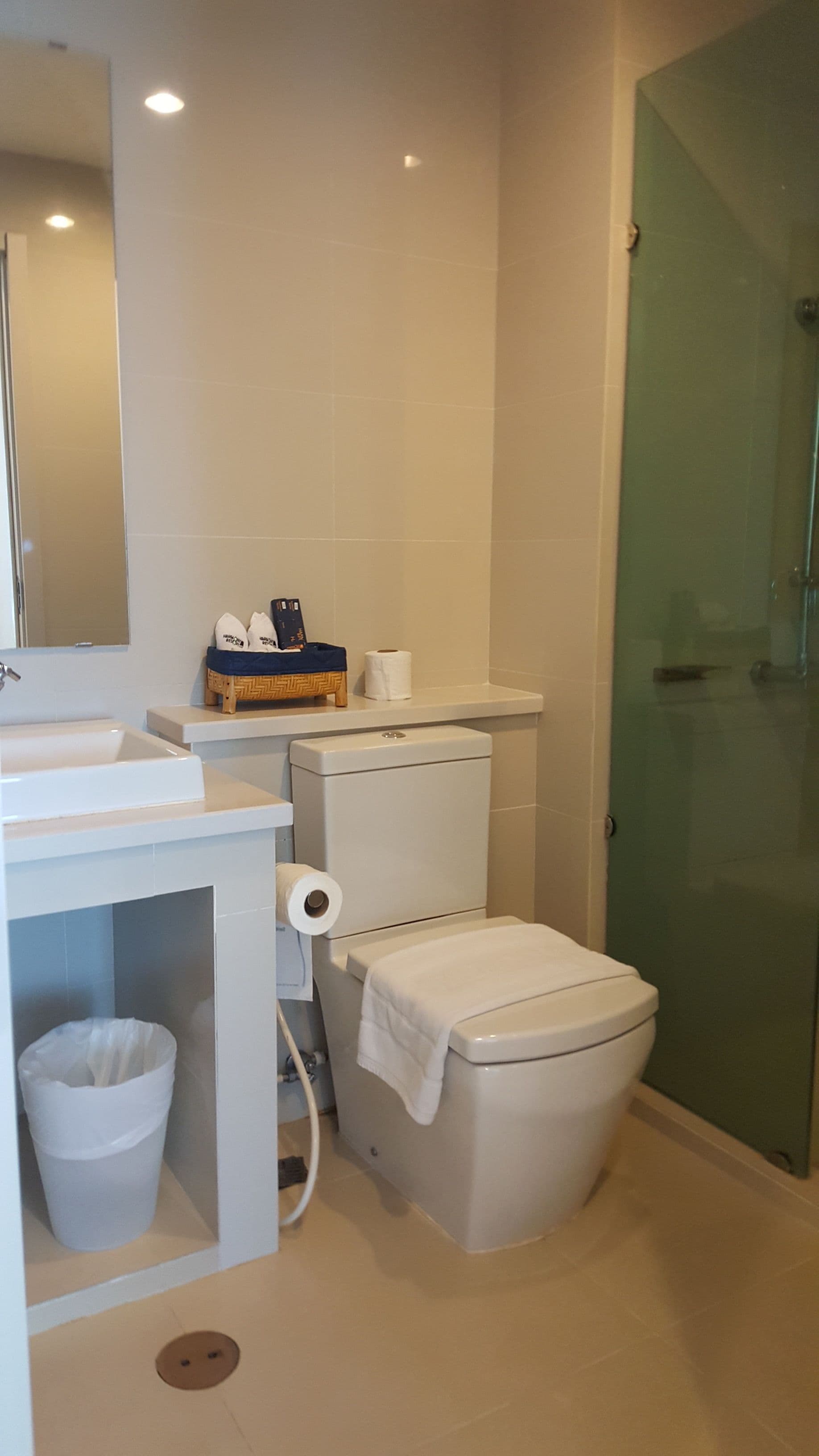 family room, 2 bedrooms | bathroom | separate bathtub and shower, deep-soaking bathtub, rainfall showerhead