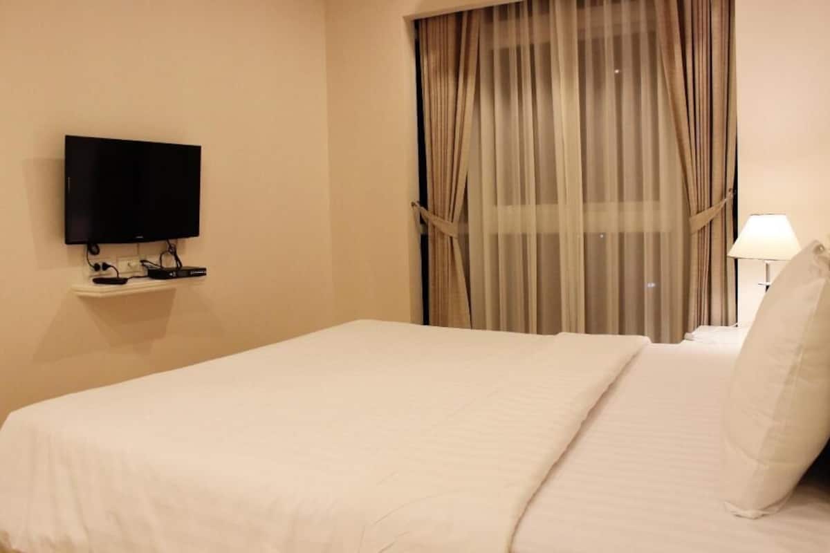 Individualmente decorados, escrivaninha, cortinas blackout