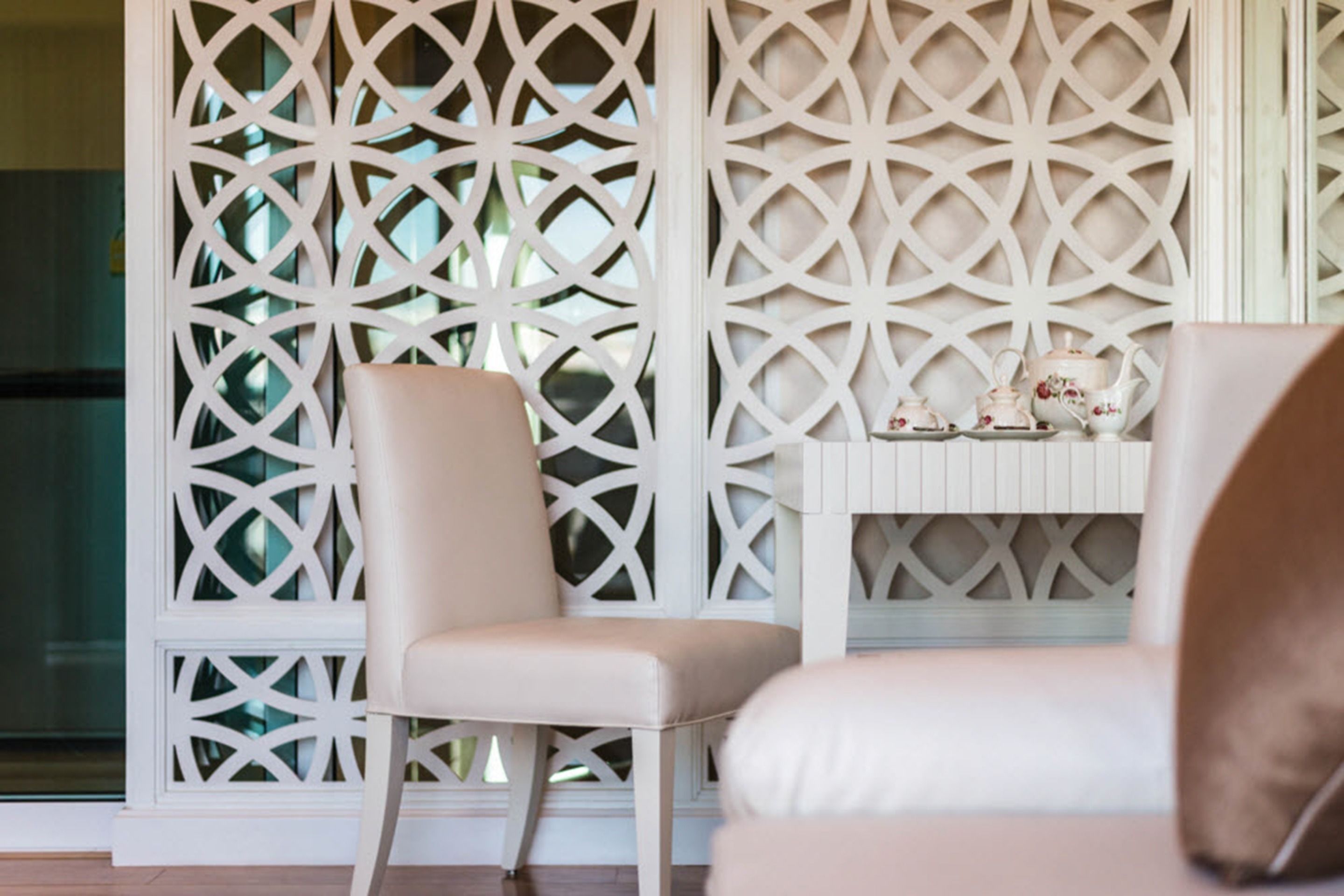 deluxe double room | living area | flat-screen tv