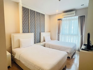 Deluxe Twin Room with bathtub | Individuell dekoriert, Schreibtisch, Verdunkelungsvorhänge