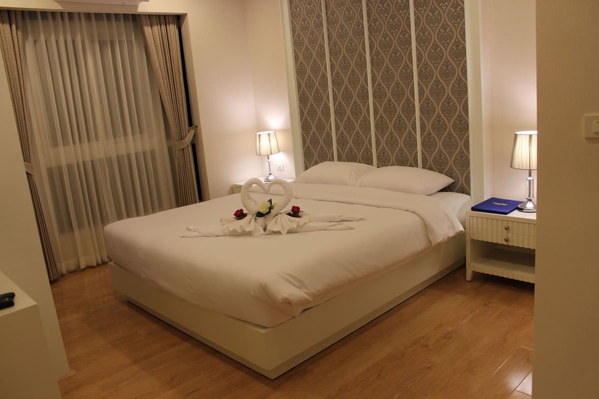 Individualmente decorados, escrivaninha, cortinas blackout