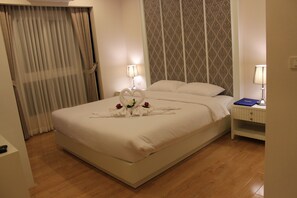 Deluxe Room, Double bed with bathtub | 獨特裝潢、書桌、遮光布/窗簾、免費無線上網