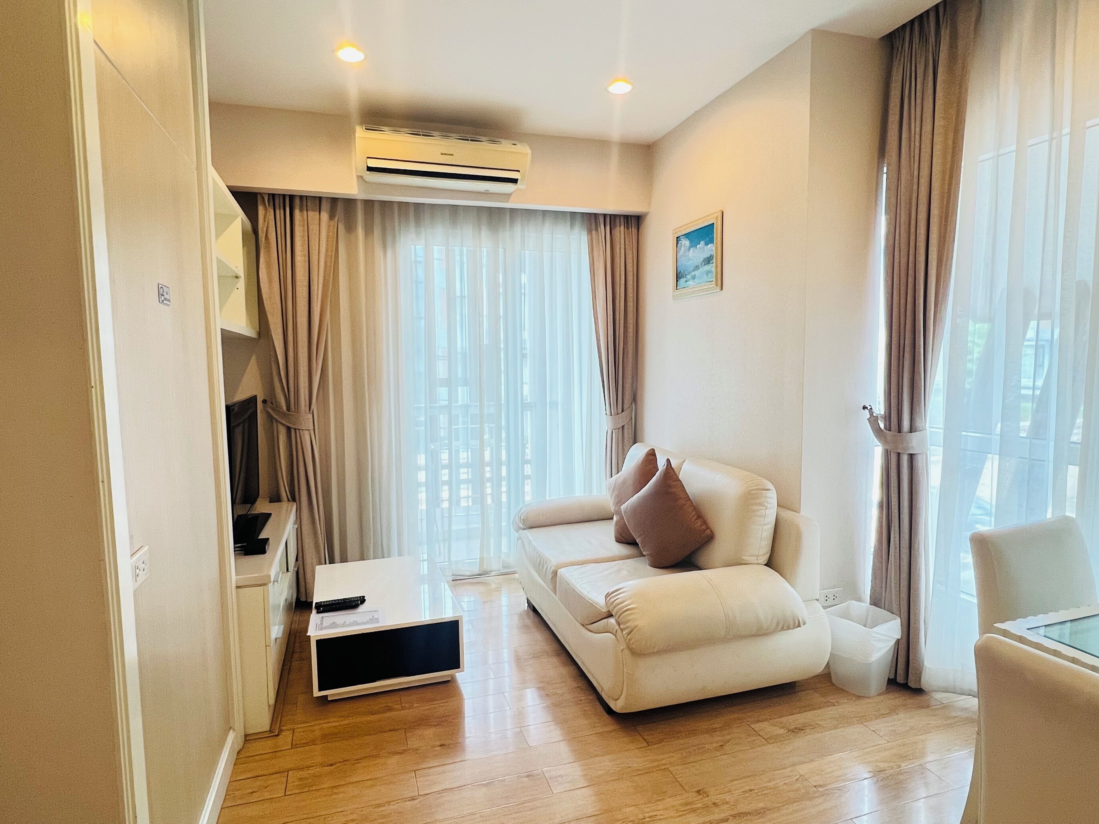 deluxe twin room with bathtub | living area | flat-screen tv