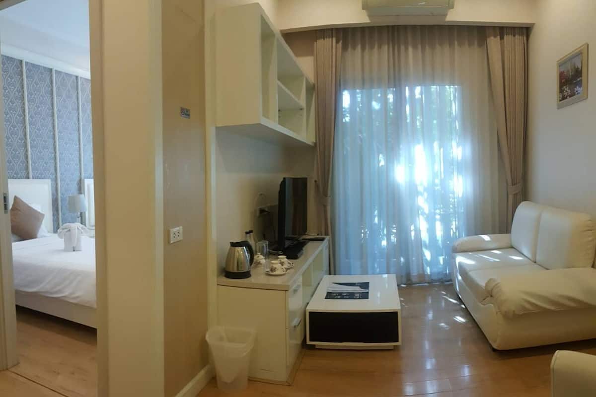 Individualmente decorados, escrivaninha, cortinas blackout